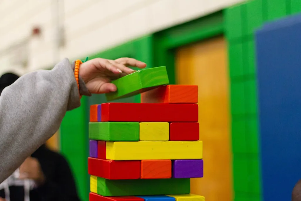 Montessori w domu: proste sposoby na wspieranie rozwoju dziecka za pomocą zabawek