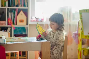Klasyczna gra w klasy narysowana kredą na chodniku oraz akcesoria do zabaw na podwórku w słonecznym ogrodzie.