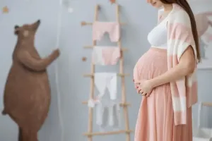 Kolorowe kulki domowej ciastoliny na drewnianym stole z akcesoriami do wycinania ciasteczek.